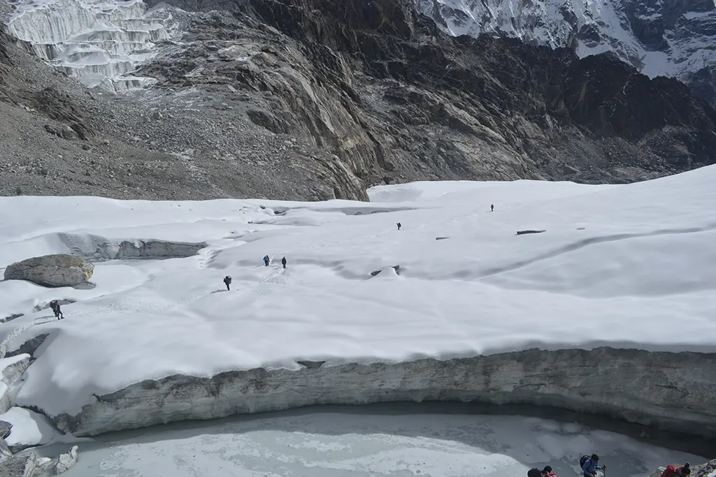 snowy path to manaslu