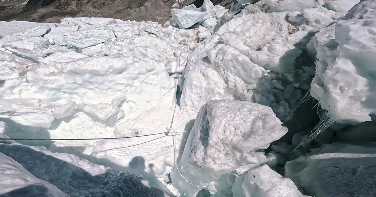 Restoring the Broken Rope in Khumbu Icefall