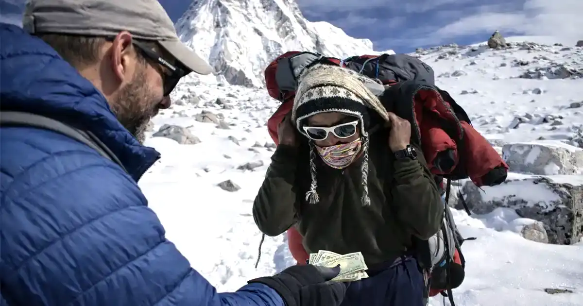 Trekkers tipping porters