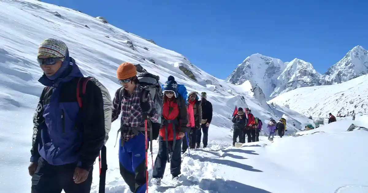 Snowy-trails of the Everest