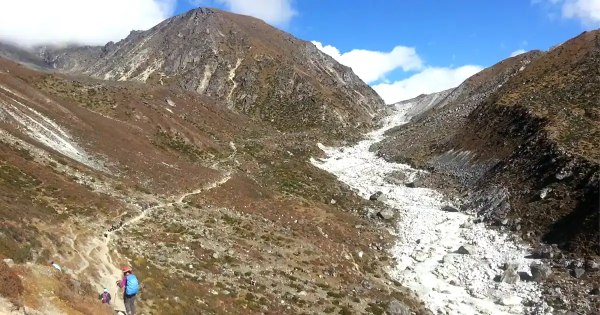 Ascending trail of Gokyo