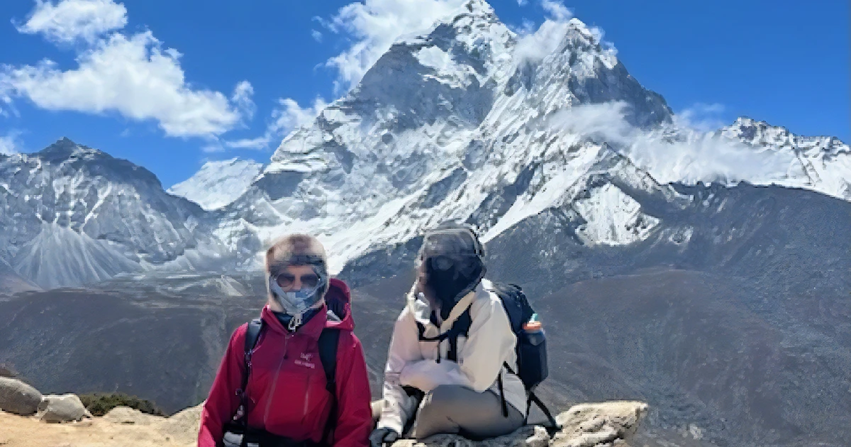 Alyssa with her friend in the EBC Trek 