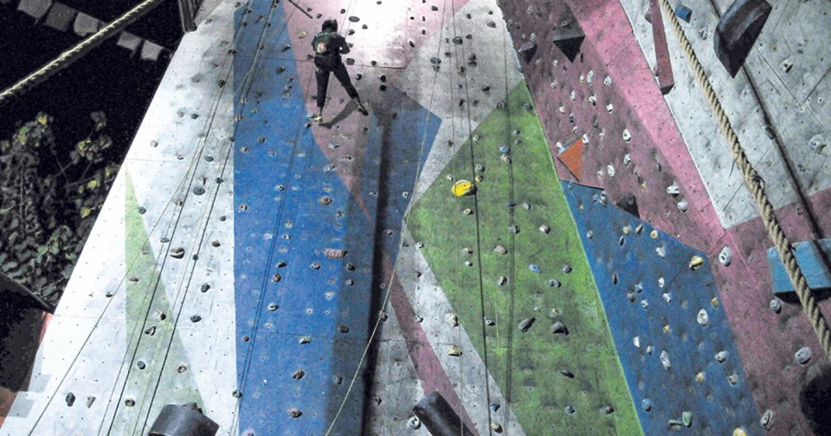 Picture of people doing bouldering in Nepal