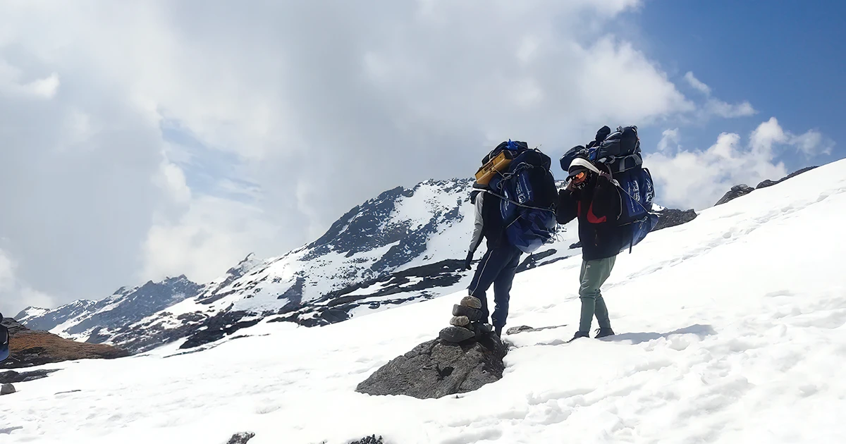 Picture of a porter with a load in Langtang