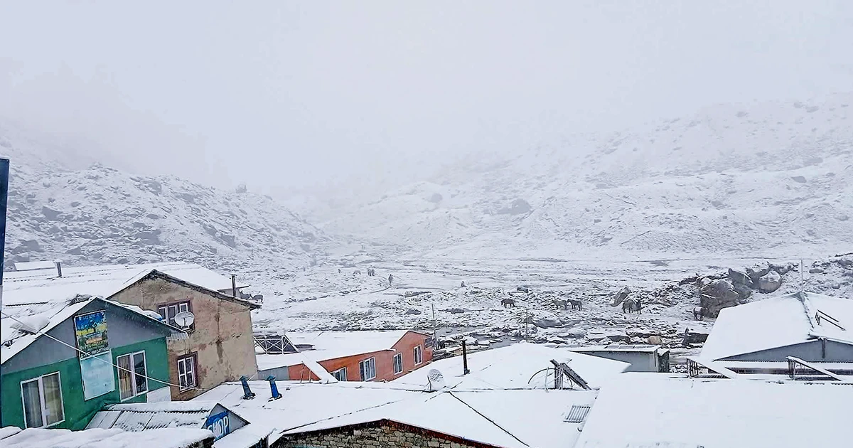Snowfall in Lobuche